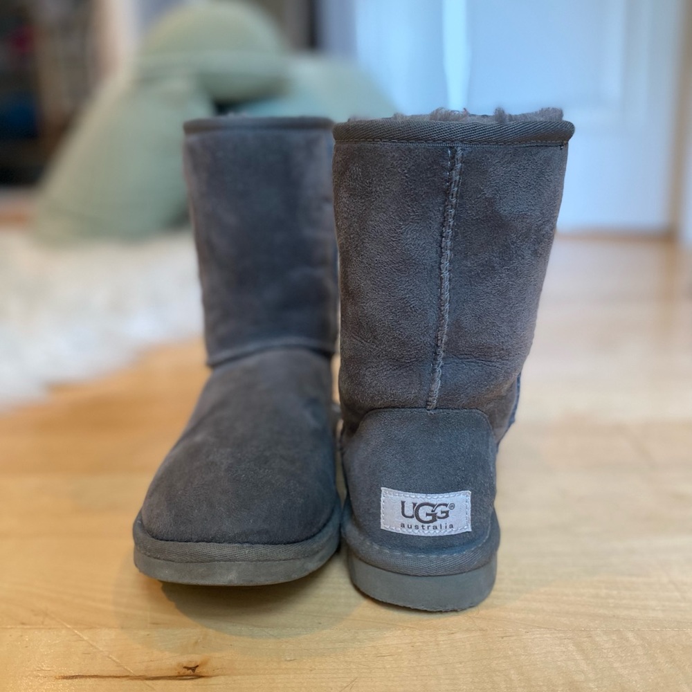 Womens Classic Short UGG Boots color Grey in size 5